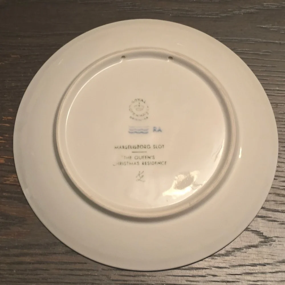 1975 Royal Copenhagen Queen's Residence Blue White Porcelain Collector Plate